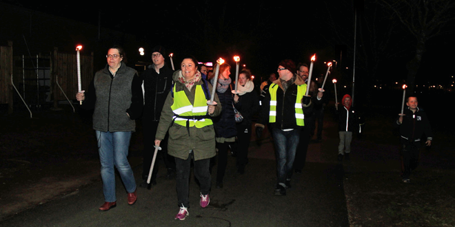 Earth Hour Gråbo 2014 - Fackeltåg