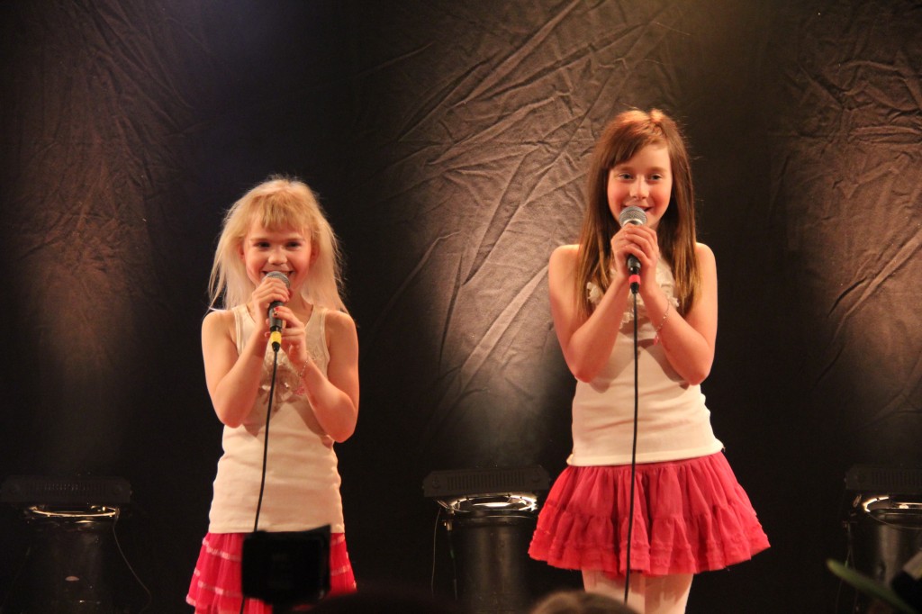 Gråbo Talangen 2014 #13 Emma & Nicole - Jag tror jag är kär (foto Johan Holst)