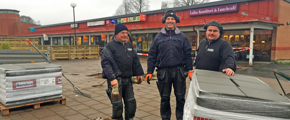 Trasiga plattor byts på torget av Frank Falter