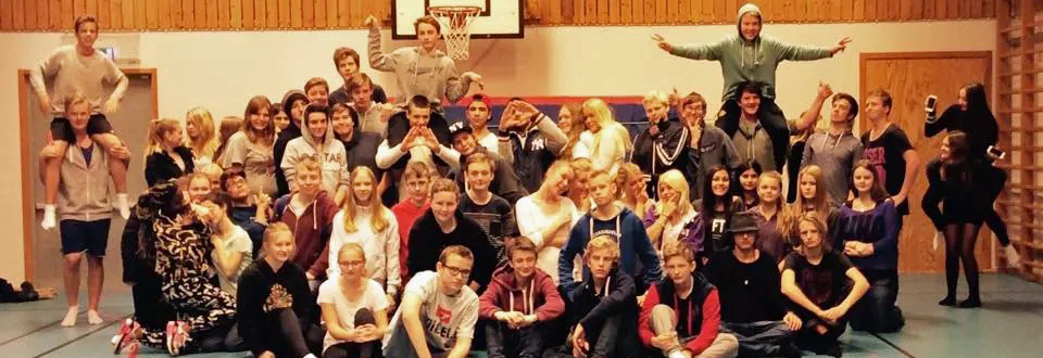 Röselidsskolans 8-9:or och koreografen Victor Henriksson gör det igen!
