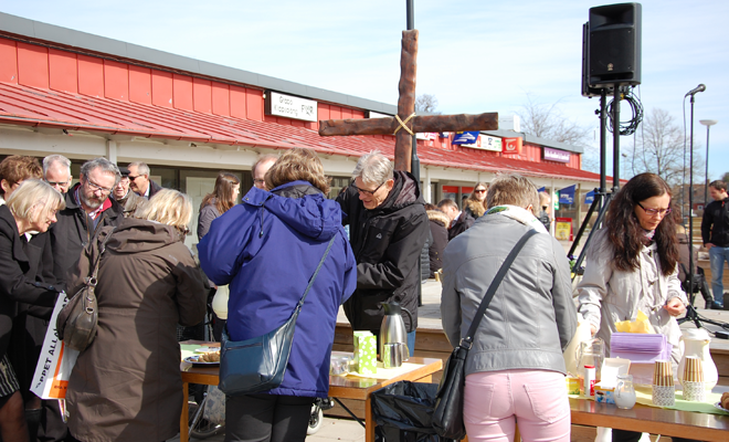 Kyrkornas bänk på torget i Gråbo